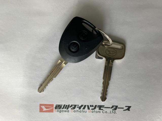 ハイゼットカーゴＤＸワンオーナー　キーレスエントリー　スマアシ　両側スライドドア　アイドリングストップ　ＡＭ／ＦＭラジオ　ハロゲンヘッドライト　ラバーマット　ロングバイザー　取扱説明書　メンテナンスノート（香川県）の中古車