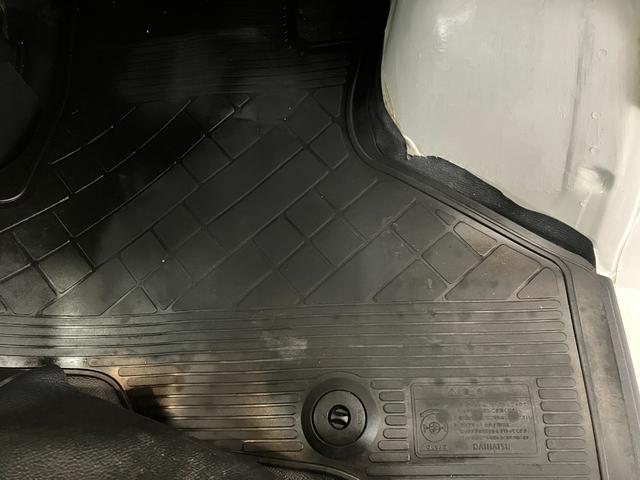 ハイゼットカーゴＤＸ　ルーフキャリア／キーレスエントリーワンオーナー　ルーフキャリア　キーレスエントリー　ＡＭ／ＦＭラジオ　アイドリングストップ　ハロゲンヘッドライト　オートライト　取扱説明書　メンテナンスノート（香川県）の中古車