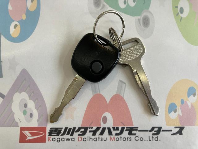 キャリイトラック60周年記念車 AT 2WD CDチューナーAT 2WD CDチューナー デュアルカメラブレーキサポート キーレスエントリー パワーウィンドウ HIDヘッドランプ オートライト オートハイビーム(香川県)の中古車