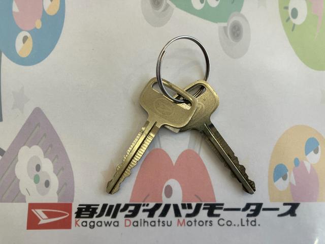 ハイゼットトラックスタンダード　ＭＴ　２ＷＤ　ラジオＭＴ　２ＷＤ　ＡＭ／ＦＭラジオ　ワンオーナー　ハロゲンヘッドライト　オートライト　オートハイビーム　アイドリングストップ　ロングバイザー　ラバーマット（香川県）の中古車