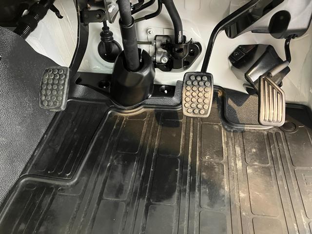 ハイゼットトラックスタンダード　ＭＴ／ＡＭ／ＦＭラジオＭＴ　ＡＭ／ＦＭラジオ　ハロゲンヘッドライト　オートライト　オートマチックハイビーム　ゴムマット　バイザー　スマアシ　取扱説明書　メンテナンスノート（香川県）の中古車