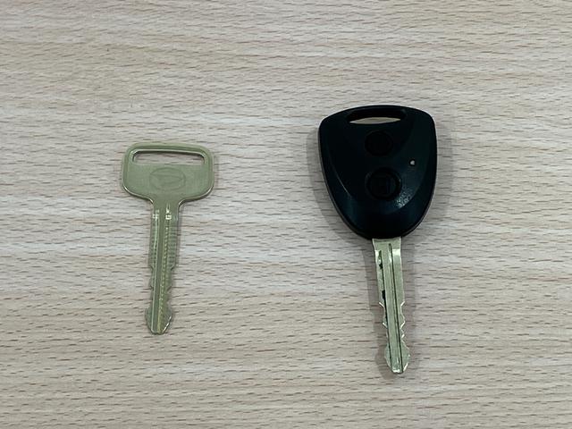 ハイゼットカーゴＤＸ　／切替４ＷＤ／ラジオ／オートライト／踏み間違い防止踏み間違い防止　Ｗエアバック　キーフリーシステム　エコアイドル　車線逸脱警報　切替４ＷＤ　オートハイビーム　両側スライドドア　オートライト　運転席エアバッグ　ＡＢＳ　記録簿　ＶＤＣ（富山県）の中古車