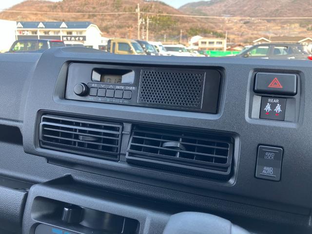ハイゼットカーゴデラックス　４ＷＤ　ＣＶＴ　ＡＭ／ＦＭラジオデッキスマートアシスト・コーナーセンサー・３モード電子制御４ＷＤ（ＣＶＴ車）・荷室長１，９１５ｍｍ・荷室幅１，４１０ｍｍ・荷室高１，２５０ｍｍ・ハロゲンヘッドランプ・マニュアルエアコン（山梨県）の中古車