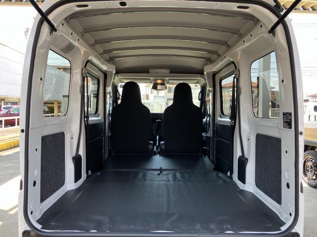 ハイゼットカーゴデラックス　４ＷＤ　ＣＶＴ　ＡＭ／ＦＭラジオデッキスマートアシスト・コーナーセンサー・３モード電子制御４ＷＤ（ＣＶＴ車）・荷室長１，９１５ｍｍ・荷室幅１，４１０ｍｍ・荷室高１，２５０ｍｍ・ハロゲンヘッドランプ・マニュアルエアコン（山梨県）の中古車