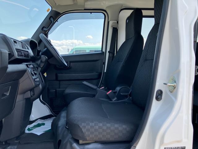 ハイゼットカーゴデラックス　４ＷＤ　ＣＶＴスマートアシスト・コーナーセンサー・３モード電子制御４ＷＤ（ＣＶＴ車）・荷室長１，９１５ｍｍ・荷室幅１，４１０ｍｍ・荷室高１，２５０ｍｍ・ハロゲンヘッドランプ・マニュアルエアコン（山梨県）の中古車