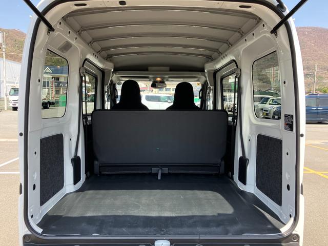ハイゼットカーゴデラックス　４ＷＤ　ＣＶＴスマートアシスト・コーナーセンサー・３モード電子制御４ＷＤ（ＣＶＴ車）・荷室長１，９１５ｍｍ・荷室幅１，４１０ｍｍ・荷室高１，２５０ｍｍ・ハロゲンヘッドランプ・マニュアルエアコン（山梨県）の中古車