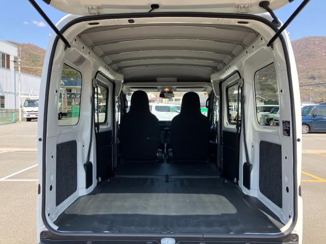 ハイゼットカーゴデラックス　４ＷＤ　ＣＶＴスマートアシスト・コーナーセンサー・３モード電子制御４ＷＤ（ＣＶＴ車）・荷室長１，９１５ｍｍ・荷室幅１，４１０ｍｍ・荷室高１，２５０ｍｍ・ハロゲンヘッドランプ・マニュアルエアコン（山梨県）の中古車