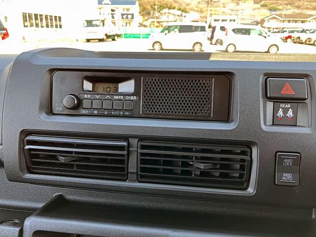 ハイゼットカーゴデラックス　４ＷＤ　ＣＶＴ　ＡＭ／ＦＭラジオデッキスマートアシスト・コーナーセンサー・３モード電子制御４ＷＤ（ＣＶＴ車）・荷室長１，９１５ｍｍ・荷室幅１，４１０ｍｍ・荷室高１，２５０ｍｍ・ハロゲンヘッドランプ・マニュアルエアコン（山梨県）の中古車