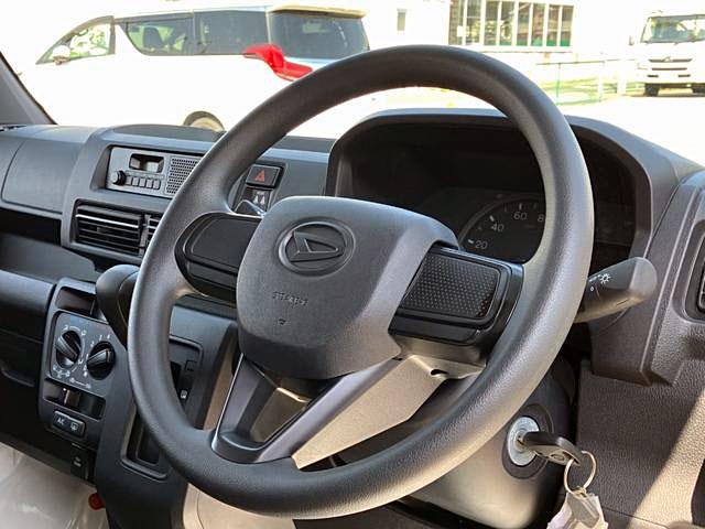 ハイゼットカーゴデラックス　４ＷＤ　ＣＶＴ　ＡＭ／ＦＭラジオデッキスマートアシスト・コーナーセンサー・３モード電子制御４ＷＤ（ＣＶＴ車）・荷室長１，９１５ｍｍ・荷室幅１，４１０ｍｍ・荷室高１，２５０ｍｍ・ハロゲンヘッドランプ・マニュアルエアコン（山梨県）の中古車
