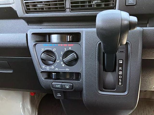 ハイゼットカーゴデラックス　４ＷＤ　ＣＶＴ　ＡＭ／ＦＭラジオデッキスマートアシスト・コーナーセンサー・３モード電子制御４ＷＤ（ＣＶＴ車）・荷室長１，９１５ｍｍ・荷室幅１，４１０ｍｍ・荷室高１，２５０ｍｍ・ハロゲンヘッドランプ・マニュアルエアコン（山梨県）の中古車