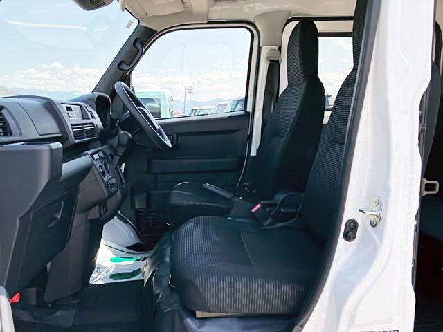 ハイゼットカーゴデラックス　４ＷＤ　ＣＶＴ　ＡＭ／ＦＭラジオデッキスマートアシスト・コーナーセンサー・３モード電子制御４ＷＤ（ＣＶＴ車）・荷室長１，９１５ｍｍ・荷室幅１，４１０ｍｍ・荷室高１，２５０ｍｍ・ハロゲンヘッドランプ・マニュアルエアコン（山梨県）の中古車