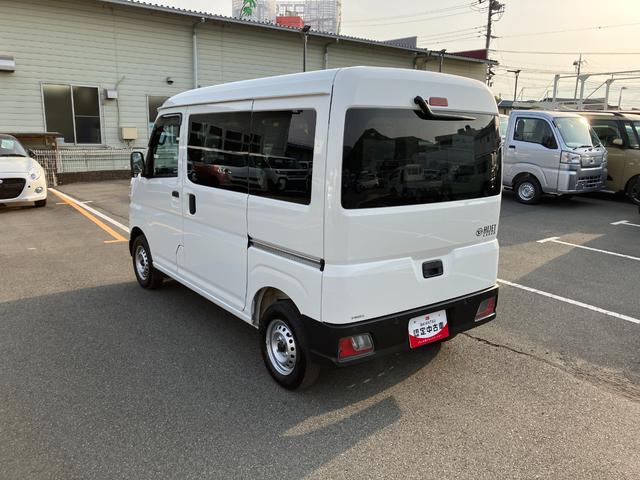 ハイゼットカーゴデラックス　４ＷＤ　ＣＶＴ　ＡＭ／ＦＭラジオデッキスマートアシスト・コーナーセンサー・３モード電子制御４ＷＤ（ＣＶＴ車）・荷室長１，９１５ｍｍ・荷室幅１，４１０ｍｍ・荷室高１，２５０ｍｍ・ハロゲンヘッドランプ・マニュアルエアコン（山梨県）の中古車