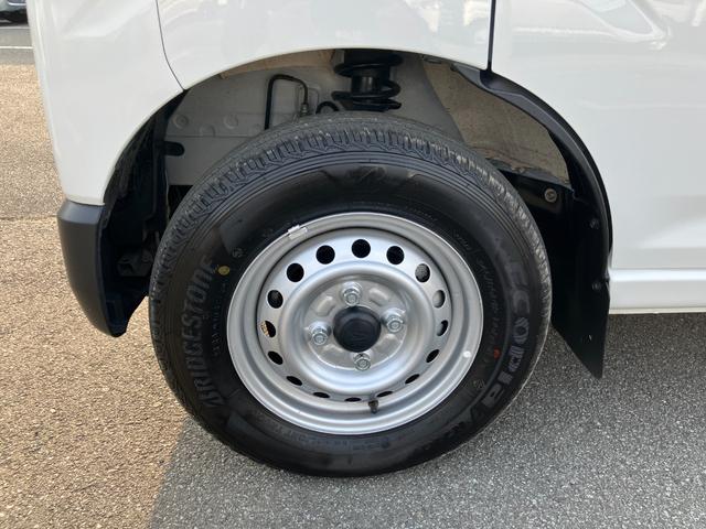 ハイゼットカーゴデラックス　４ＷＤ　ＣＶＴ　ＡＭ／ＦＭラジオデッキスマートアシスト・コーナーセンサー・３モード電子制御４ＷＤ（ＣＶＴ車）・荷室長１，９１５ｍｍ・荷室幅１，４１０ｍｍ・荷室高１，２５０ｍｍ・ハロゲンヘッドランプ・マニュアルエアコン（山梨県）の中古車