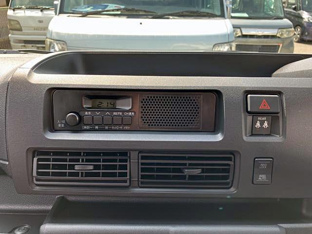 ハイゼットカーゴデラックス　４ＷＤ　ＣＶＴ　ＡＭ／ＦＭラジオデッキスマートアシスト・コーナーセンサー・３モード電子制御４ＷＤ（ＣＶＴ車）・荷室長１，９１５ｍｍ・荷室幅１，４１０ｍｍ・荷室高１，２５０ｍｍ・ハロゲンヘッドランプ・マニュアルエアコン（山梨県）の中古車