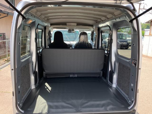 ハイゼットカーゴデラックス　４ＷＤ　ＣＶＴ　ＡＭ／ＦＭラジオデッキスマートアシスト・コーナーセンサー・３モード電子制御４ＷＤ（ＣＶＴ車）・荷室長１，９１５ｍｍ・荷室幅１，４１０ｍｍ・荷室高１，２５０ｍｍ・ハロゲンヘッドランプ・マニュアルエアコン（山梨県）の中古車