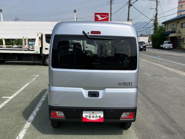 ハイゼットカーゴデラックス　４ＷＤ　ＣＶＴ　ＡＭ／ＦＭラジオデッキスマートアシスト・コーナーセンサー・３モード電子制御４ＷＤ（ＣＶＴ車）・荷室長１，９１５ｍｍ・荷室幅１，４１０ｍｍ・荷室高１，２５０ｍｍ・ハロゲンヘッドランプ・マニュアルエアコン（山梨県）の中古車