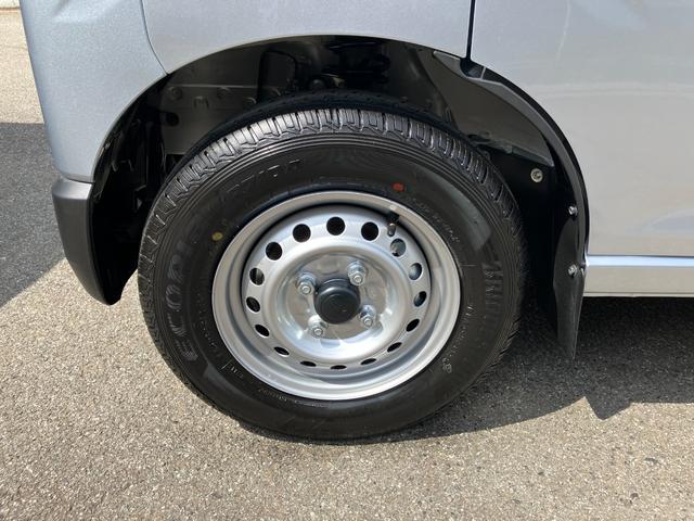 ハイゼットカーゴデラックス　４ＷＤ　ＣＶＴ　ＡＭ／ＦＭラジオデッキスマートアシスト・コーナーセンサー・３モード電子制御４ＷＤ（ＣＶＴ車）・荷室長１，９１５ｍｍ・荷室幅１，４１０ｍｍ・荷室高１，２５０ｍｍ・ハロゲンヘッドランプ・マニュアルエアコン（山梨県）の中古車