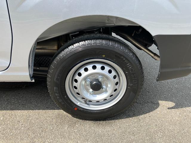 ハイゼットカーゴデラックス　４ＷＤ　ＣＶＴ　ＡＭ／ＦＭラジオデッキスマートアシスト・コーナーセンサー・３モード電子制御４ＷＤ（ＣＶＴ車）・荷室長１，９１５ｍｍ・荷室幅１，４１０ｍｍ・荷室高１，２５０ｍｍ・ハロゲンヘッドランプ・マニュアルエアコン（山梨県）の中古車