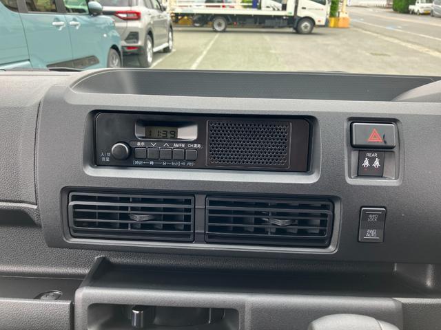 ハイゼットカーゴデラックス　４ＷＤ　ＣＶＴ　ＡＭ／ＦＭラジオデッキスマートアシスト・コーナーセンサー・３モード電子制御４ＷＤ（ＣＶＴ車）・荷室長１，９１５ｍｍ・荷室幅１，４１０ｍｍ・荷室高１，２５０ｍｍ・ハロゲンヘッドランプ・マニュアルエアコン（山梨県）の中古車