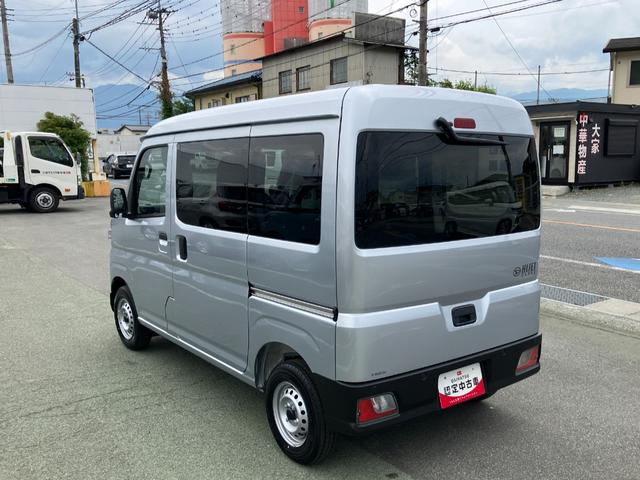 ハイゼットカーゴデラックス　４ＷＤ　ＣＶＴ　ＡＭ／ＦＭラジオデッキスマートアシスト・コーナーセンサー・３モード電子制御４ＷＤ（ＣＶＴ車）・荷室長１，９１５ｍｍ・荷室幅１，４１０ｍｍ・荷室高１，２５０ｍｍ・ハロゲンヘッドランプ・マニュアルエアコン（山梨県）の中古車
