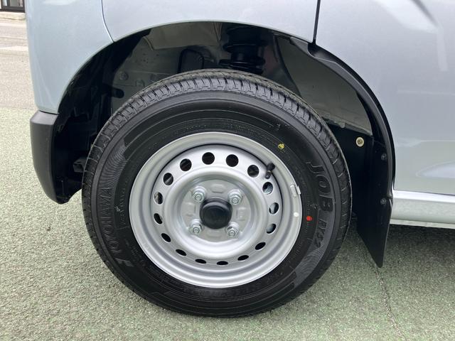 ハイゼットカーゴデラックス　４ＷＤ　ＣＶＴ　ＡＭ／ＦＭラジオデッキスマートアシスト・コーナーセンサー・３モード電子制御４ＷＤ（ＣＶＴ車）・荷室長１，９１５ｍｍ・荷室幅１，４１０ｍｍ・荷室高１，２５０ｍｍ・ハロゲンヘッドランプ・マニュアルエアコン（山梨県）の中古車