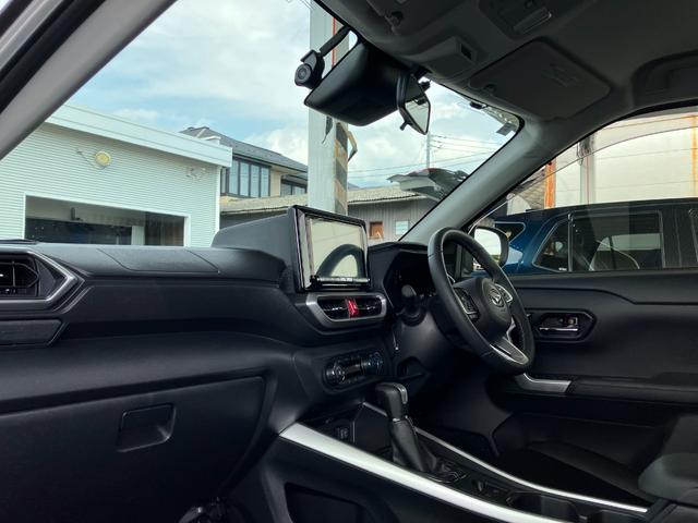 ロッキープレミアムＧ　ＨＥＶ　９インチプレミアムナビ　ＥＴＣスマートアシスト・コーナーセンサー・ハイブリッド専用１７インチアルミ・ＬＥＤヘッドランプ・（自動消灯システム）・シーケンシャルターンランプ・オートエアコン・運転席助手席シートヒーター（山梨県）の中古車