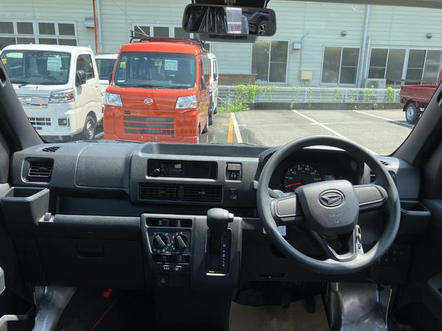 ハイゼットカーゴデラックス　４ＷＤ　ＣＶＴ　ＡＭ／ＦＭラジオデッキスマートアシスト・コーナーセンサー・３モード電子制御４ＷＤ（ＣＶＴ車）・荷室長１，９１５ｍｍ・荷室幅１，４１０ｍｍ・荷室高１，２５０ｍｍ・ハロゲンヘッドランプ・マニュアルエアコン（山梨県）の中古車