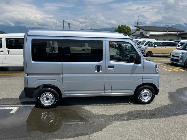 ハイゼットカーゴデラックス　４ＷＤ　ＣＶＴ　ＡＭ／ＦＭラジオデッキスマートアシスト・コーナーセンサー・３モード電子制御４ＷＤ（ＣＶＴ車）・荷室長１，９１５ｍｍ・荷室幅１，４１０ｍｍ・荷室高１，２５０ｍｍ・ハロゲンヘッドランプ・マニュアルエアコン（山梨県）の中古車