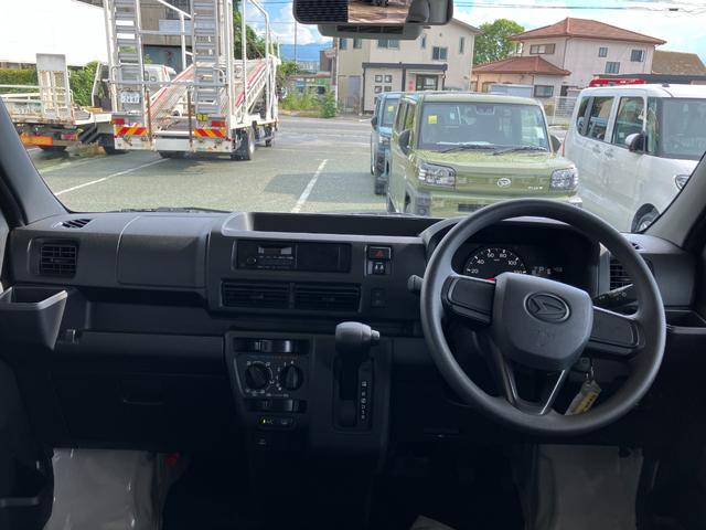 ハイゼットカーゴデラックス　４ＷＤ　ＣＶＴ　ＡＭ／ＦＭラジオデッキスマートアシスト・コーナーセンサー・３モード電子制御４ＷＤ（ＣＶＴ車）・荷室長１，９１５ｍｍ・荷室幅１，４１０ｍｍ・荷室高１，２５０ｍｍ・ハロゲンヘッドランプ・マニュアルエアコン（山梨県）の中古車