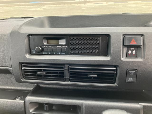 ハイゼットカーゴデラックス　４ＷＤ　ＣＶＴ　ＡＭ／ＦＭラジオデッキスマートアシスト・コーナーセンサー・３モード電子制御４ＷＤ（ＣＶＴ車）・荷室長１，９１５ｍｍ・荷室幅１，４１０ｍｍ・荷室高１，２５０ｍｍ・ハロゲンヘッドランプ・マニュアルエアコン（山梨県）の中古車