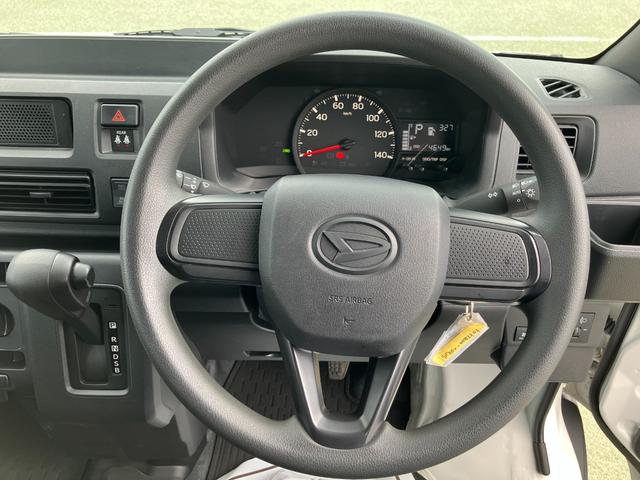 ハイゼットカーゴデラックス　４ＷＤ　ＣＶＴ　ＡＭ／ＦＭラジオデッキスマートアシスト・コーナーセンサー・３モード電子制御４ＷＤ（ＣＶＴ車）・荷室長１，９１５ｍｍ・荷室幅１，４１０ｍｍ・荷室高１，２５０ｍｍ・ハロゲンヘッドランプ・マニュアルエアコン（山梨県）の中古車
