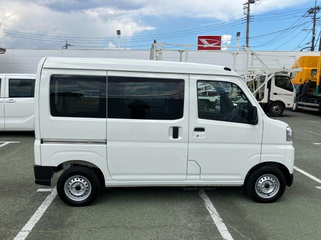 ハイゼットカーゴデラックス　４ＷＤ　ＣＶＴ　ＡＭ／ＦＭラジオデッキスマートアシスト・コーナーセンサー・３モード電子制御４ＷＤ（ＣＶＴ車）・荷室長１，９１５ｍｍ・荷室幅１，４１０ｍｍ・荷室高１，２５０ｍｍ・ハロゲンヘッドランプ・マニュアルエアコン（山梨県）の中古車