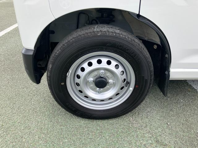ハイゼットカーゴデラックス　４ＷＤ　ＣＶＴ　ＡＭ／ＦＭラジオデッキスマートアシスト・コーナーセンサー・３モード電子制御４ＷＤ（ＣＶＴ車）・荷室長１，９１５ｍｍ・荷室幅１，４１０ｍｍ・荷室高１，２５０ｍｍ・ハロゲンヘッドランプ・マニュアルエアコン（山梨県）の中古車