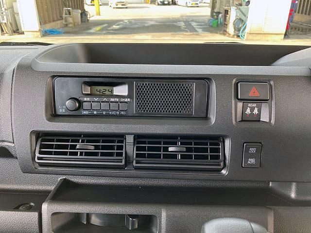 ハイゼットカーゴデラックス　４ＷＤ　ＣＶＴ　ＡＭ／ＦＭラジオデッキスマートアシスト・コーナーセンサー・３モード電子制御４ＷＤ（ＣＶＴ車）・荷室長１，９１５ｍｍ・荷室幅１，４１０ｍｍ・荷室高１，２５０ｍｍ・ハロゲンヘッドランプ・マニュアルエアコン（山梨県）の中古車