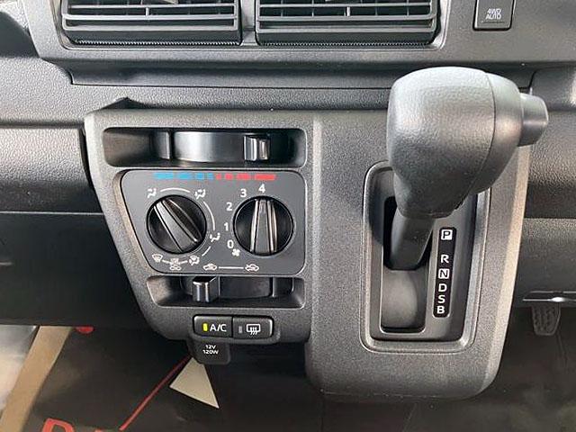 ハイゼットカーゴデラックス　４ＷＤ　ＣＶＴ　ＡＭ／ＦＭラジオデッキスマートアシスト・コーナーセンサー・３モード電子制御４ＷＤ（ＣＶＴ車）・荷室長１，９１５ｍｍ・荷室幅１，４１０ｍｍ・荷室高１，２５０ｍｍ・ハロゲンヘッドランプ・マニュアルエアコン（山梨県）の中古車