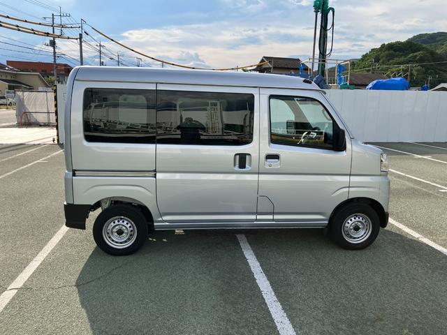 ハイゼットカーゴデラックス　４ＷＤ　ＣＶＴ　ＡＭ／ＦＭラジオデッキスマートアシスト・コーナーセンサー・３モード電子制御４ＷＤ（ＣＶＴ車）・荷室長１，９１５ｍｍ・荷室幅１，４１０ｍｍ・荷室高１，２５０ｍｍ・ハロゲンヘッドランプ・マニュアルエアコン（山梨県）の中古車