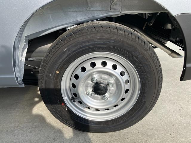 ハイゼットカーゴデラックス　４ＷＤ　ＣＶＴ　ＡＭ／ＦＭラジオデッキスマートアシスト・コーナーセンサー・３モード電子制御４ＷＤ（ＣＶＴ車）・荷室長１，９１５ｍｍ・荷室幅１，４１０ｍｍ・荷室高１，２５０ｍｍ・ハロゲンヘッドランプ・マニュアルエアコン（山梨県）の中古車
