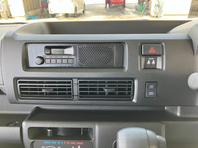 ハイゼットカーゴデラックス　４ＷＤ　ＣＶＴ　ＡＭ／ＦＭラジオデッキスマートアシスト・コーナーセンサー・３モード電子制御４ＷＤ（ＣＶＴ車）・荷室長１，９１５ｍｍ・荷室幅１，４１０ｍｍ・荷室高１，２５０ｍｍ・ハロゲンヘッドランプ・マニュアルエアコン（山梨県）の中古車