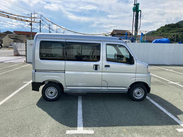 ハイゼットカーゴデラックス　４ＷＤ　ＣＶＴ　ＡＭ／ＦＭラジオデッキスマートアシスト・コーナーセンサー・３モード電子制御４ＷＤ（ＣＶＴ車）・荷室長１，９１５ｍｍ・荷室幅１，４１０ｍｍ・荷室高１，２５０ｍｍ・ハロゲンヘッドランプ・マニュアルエアコン（山梨県）の中古車