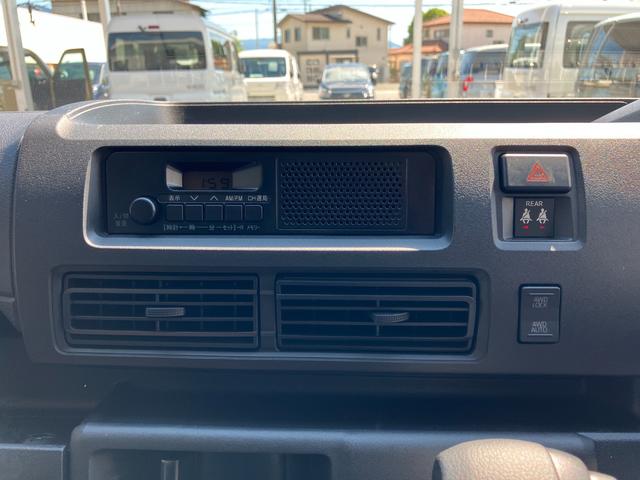 ハイゼットカーゴデラックス　４ＷＤ　ＣＶＴ　ＡＭ／ＦＭラジオデッキスマートアシスト・コーナーセンサー・３モード電子制御４ＷＤ（ＣＶＴ車）・荷室長１，９１５ｍｍ・荷室幅１，４１０ｍｍ・荷室高１，２５０ｍｍ・ハロゲンヘッドランプ・マニュアルエアコン（山梨県）の中古車