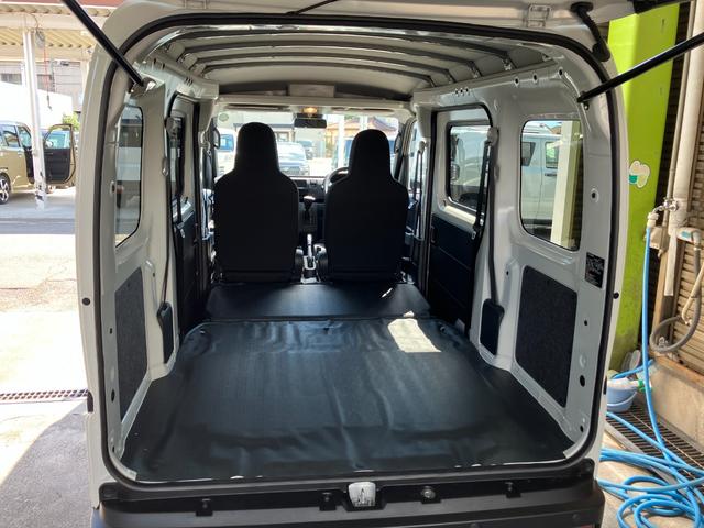 ハイゼットカーゴデラックス　４ＷＤ　ＣＶＴ　ＡＭ／ＦＭラジオデッキスマートアシスト・コーナーセンサー・３モード電子制御４ＷＤ（ＣＶＴ車）・荷室長１，９１５ｍｍ・荷室幅１，４１０ｍｍ・荷室高１，２５０ｍｍ・ハロゲンヘッドランプ・マニュアルエアコン（山梨県）の中古車