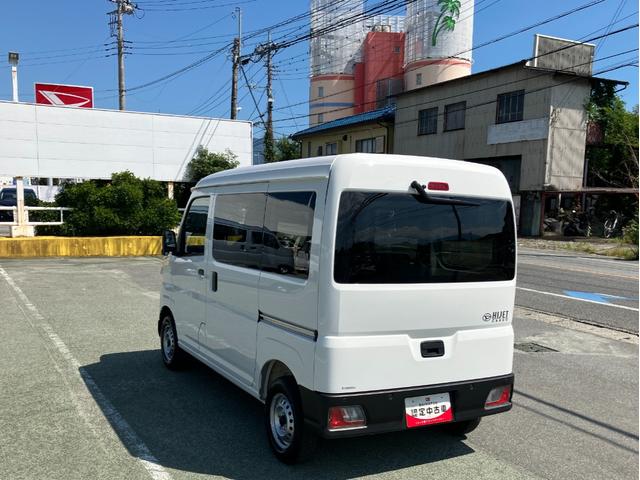 ハイゼットカーゴデラックス　４ＷＤ　ＣＶＴ　ＡＭ／ＦＭラジオデッキスマートアシスト・コーナーセンサー・３モード電子制御４ＷＤ（ＣＶＴ車）・荷室長１，９１５ｍｍ・荷室幅１，４１０ｍｍ・荷室高１，２５０ｍｍ・ハロゲンヘッドランプ・マニュアルエアコン（山梨県）の中古車