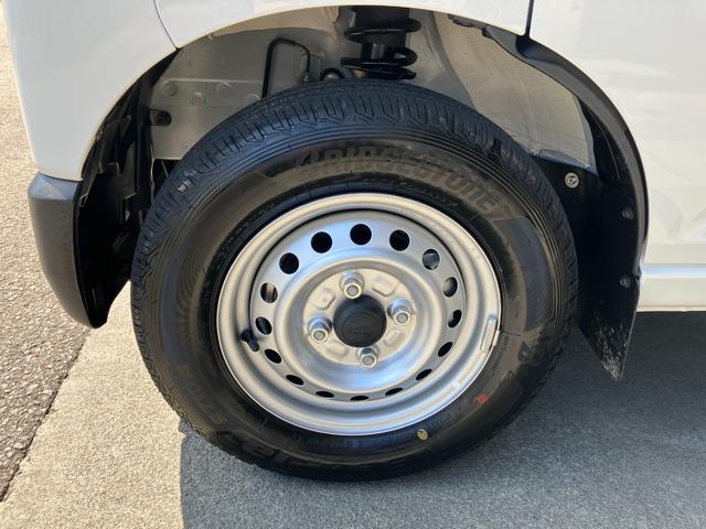 ハイゼットカーゴデラックス　４ＷＤ　ＣＶＴ　ＡＭ／ＦＭラジオデッキスマートアシスト・コーナーセンサー・３モード電子制御４ＷＤ（ＣＶＴ車）・荷室長１，９１５ｍｍ・荷室幅１，４１０ｍｍ・荷室高１，２５０ｍｍ・ハロゲンヘッドランプ・マニュアルエアコン（山梨県）の中古車