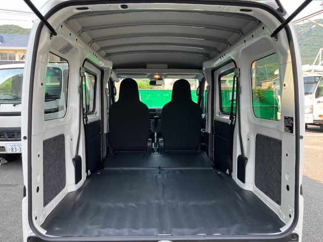 ハイゼットカーゴデラックス　４ＷＤ　ＣＶＴ　ＡＭ／ＦＭラジオデッキスマートアシスト・コーナーセンサー・３モード電子制御４ＷＤ（ＣＶＴ車）・荷室長１，９１５ｍｍ・荷室幅１，４１０ｍｍ・荷室高１，２５０ｍｍ・ハロゲンヘッドランプ・マニュアルエアコン（山梨県）の中古車