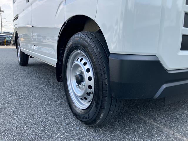 ハイゼットカーゴデラックス　４ＷＤ　ＣＶＴ　ＡＭ／ＦＭラジオデッキスマートアシスト・コーナーセンサー・３モード電子制御４ＷＤ（ＣＶＴ車）・荷室長１，９１５ｍｍ・荷室幅１，４１０ｍｍ・荷室高１，２５０ｍｍ・ハロゲンヘッドランプ・マニュアルエアコン（山梨県）の中古車