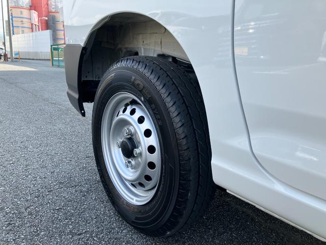 ハイゼットカーゴデラックス　４ＷＤ　ＣＶＴ　ＡＭ／ＦＭラジオデッキスマートアシスト・コーナーセンサー・３モード電子制御４ＷＤ（ＣＶＴ車）・荷室長１，９１５ｍｍ・荷室幅１，４１０ｍｍ・荷室高１，２５０ｍｍ・ハロゲンヘッドランプ・マニュアルエアコン（山梨県）の中古車
