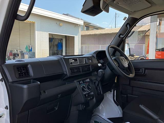 ハイゼットカーゴデラックス　４ＷＤ　ＣＶＴ　ＡＭ／ＦＭラジオデッキスマートアシスト・コーナーセンサー・３モード電子制御４ＷＤ（ＣＶＴ車）・荷室長１，９１５ｍｍ・荷室幅１，４１０ｍｍ・荷室高１，２５０ｍｍ・ハロゲンヘッドランプ・マニュアルエアコン（山梨県）の中古車