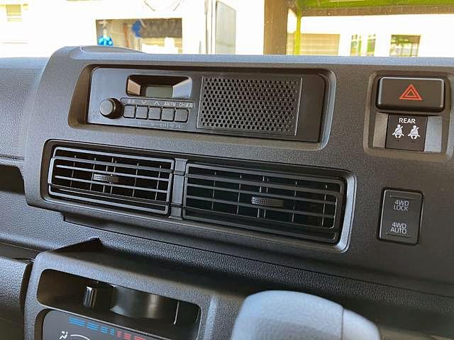 ハイゼットカーゴデラックス　４ＷＤ　ＣＶＴ　ＡＭ／ＦＭラジオデッキスマートアシスト・コーナーセンサー・３モード電子制御４ＷＤ（ＣＶＴ車）・荷室長１，９１５ｍｍ・荷室幅１，４１０ｍｍ・荷室高１，２５０ｍｍ・ハロゲンヘッドランプ・マニュアルエアコン（山梨県）の中古車