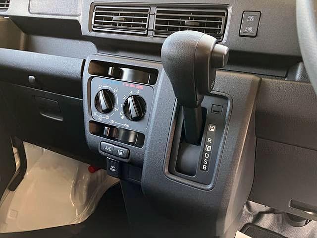 ハイゼットカーゴデラックス　４ＷＤ　ＣＶＴ　ＡＭ／ＦＭラジオデッキスマートアシスト・コーナーセンサー・３モード電子制御４ＷＤ（ＣＶＴ車）・荷室長１，９１５ｍｍ・荷室幅１，４１０ｍｍ・荷室高１，２５０ｍｍ・ハロゲンヘッドランプ・マニュアルエアコン（山梨県）の中古車