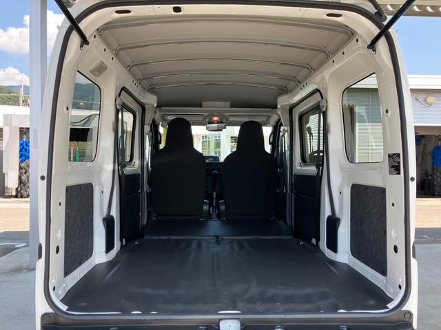 ハイゼットカーゴデラックス　４ＷＤ　ＣＶＴ　ＡＭ／ＦＭラジオデッキスマートアシスト・コーナーセンサー・３モード電子制御４ＷＤ（ＣＶＴ車）・荷室長１，９１５ｍｍ・荷室幅１，４１０ｍｍ・荷室高１，２５０ｍｍ・ハロゲンヘッドランプ・マニュアルエアコン（山梨県）の中古車